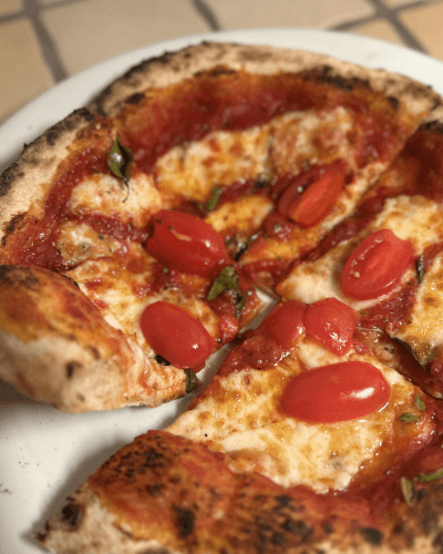 Pizza napolitana de marguerita com queijo de búfala com longa Fermentação