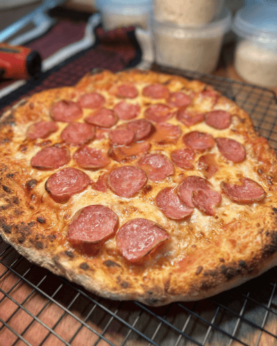 Pizza napolitana de calabresa feita no forno a 400 graus Rodizio Brasilía